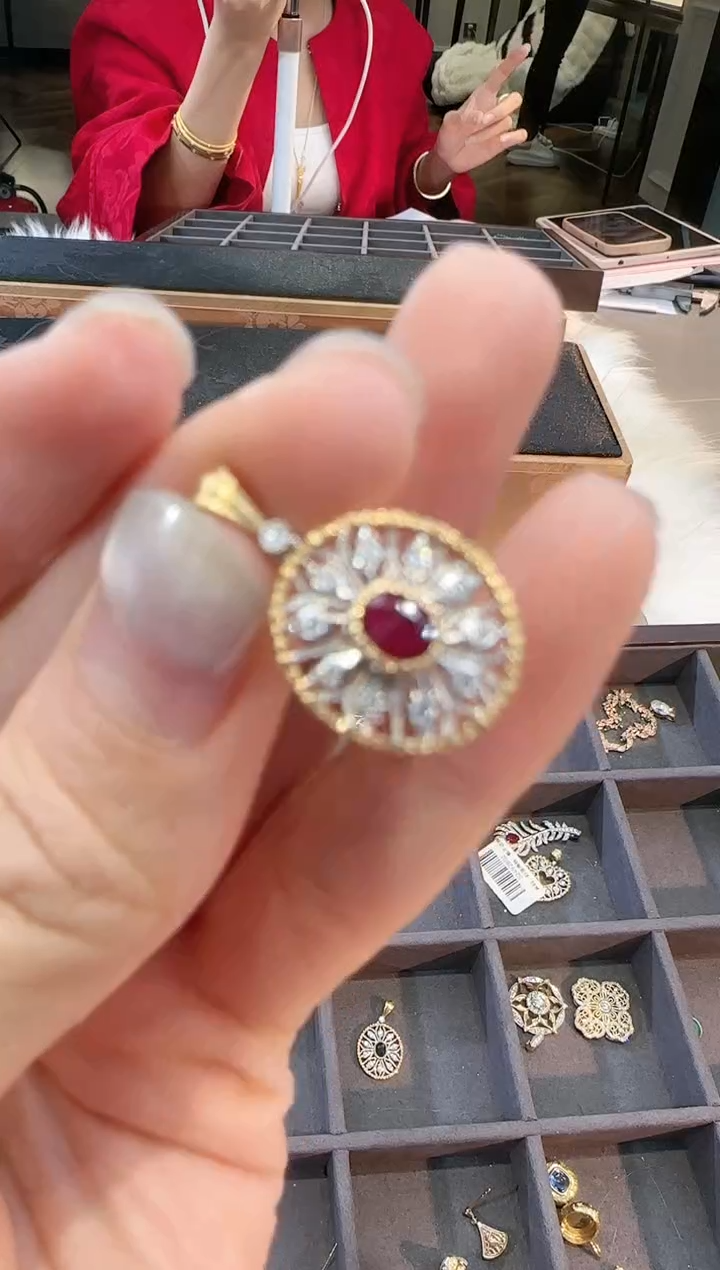 【闪购商品】钻石吊坠(不含链)18K金镶嵌红宝镂空太阳花吊坠