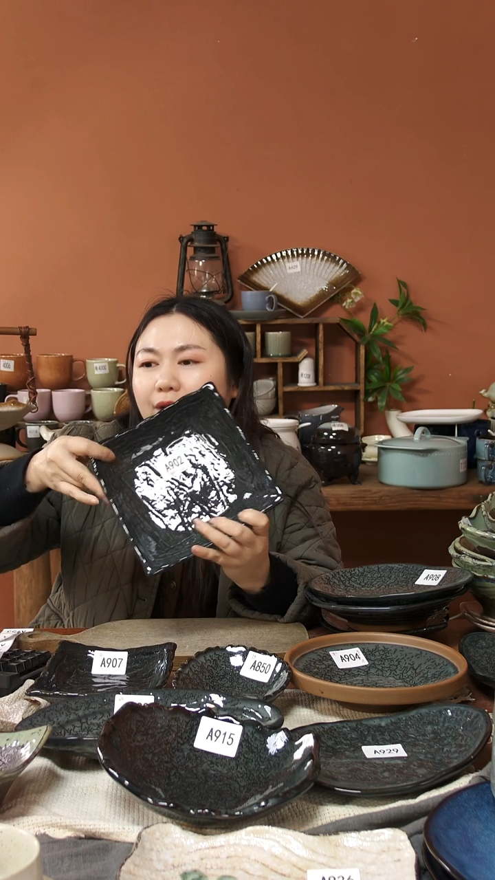 陶瓷A902陶瓷四足窑变浮雕方盘碗一个微瑕20*5