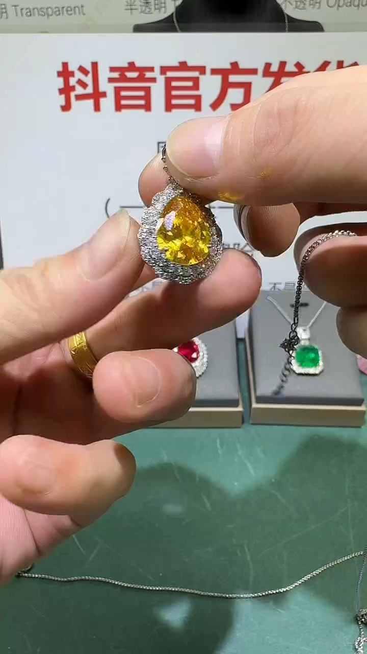 吊坠(赠链)18K金镶嵌钻石1