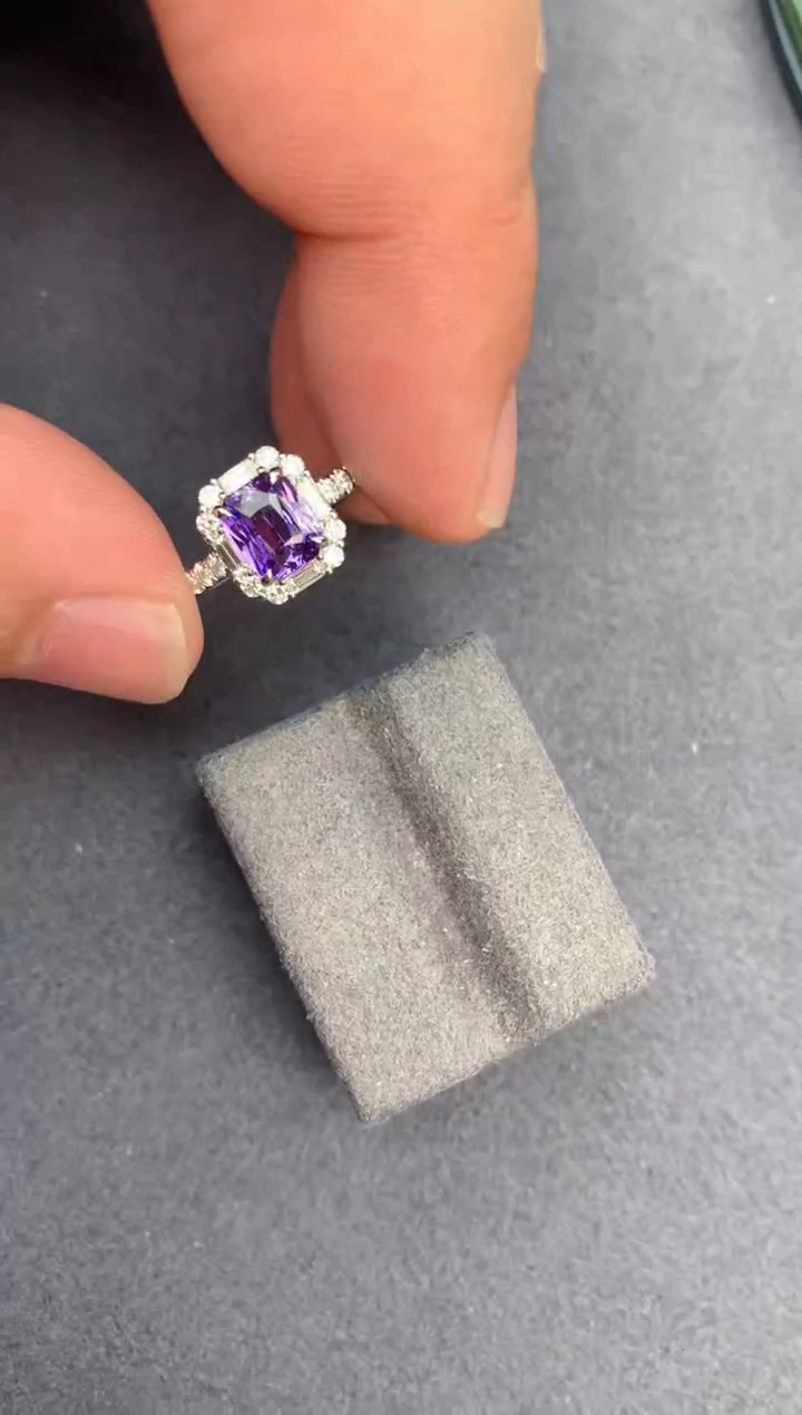 【闪购商品】彩色蓝宝石戒指18K金镶嵌1ct紫蓝宝戒指