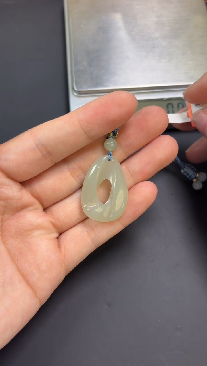 【闪购商品】和田玉吊坠(赠链)未镶嵌且末微色差近矿吊坠