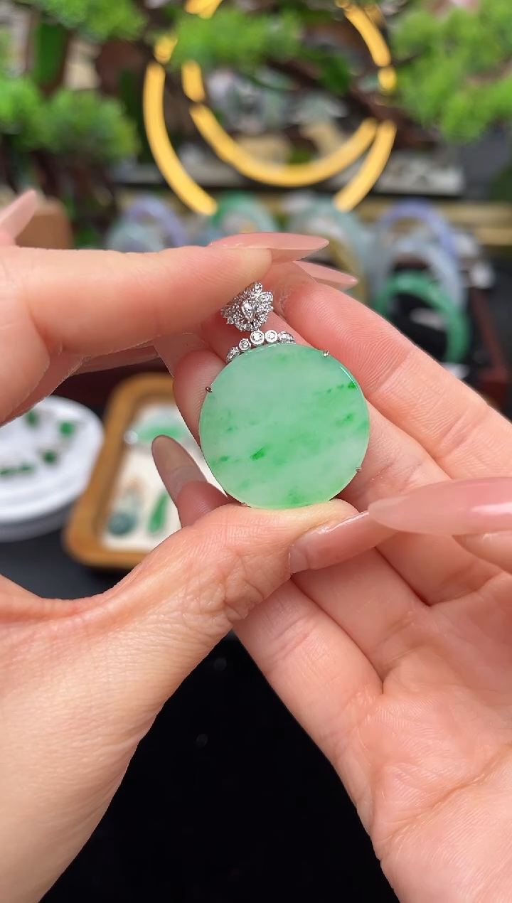 颈饰18K金镶嵌翡翠吊坠