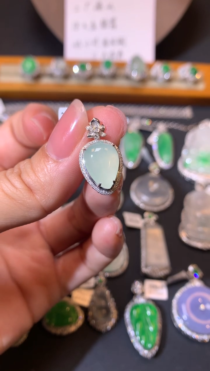 【闪购商品】翡翠吊坠(不含链)18K金镶嵌吊坠