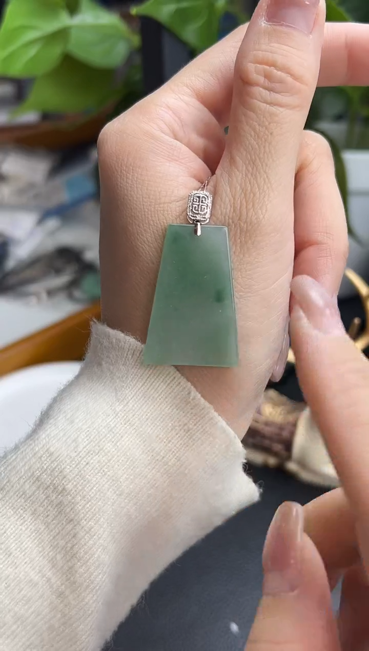 【闪购商品】翡翠颈饰18K金镶嵌无事牌