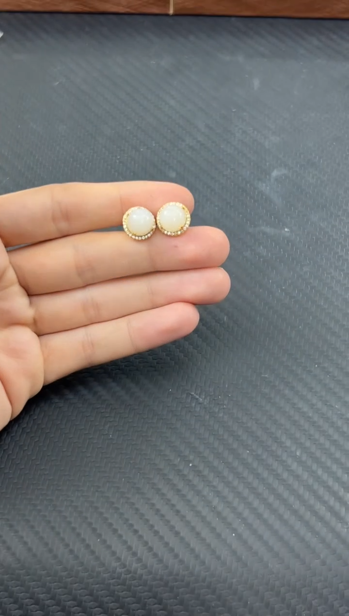 和田玉未镶嵌耳钉且末微色差米达耳坠