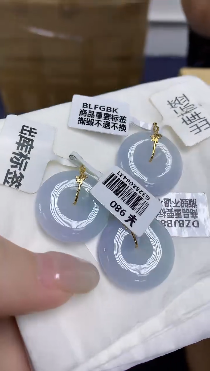 翡翠18K金镶嵌颈饰天然缅甸翡翠A货多样性发其一