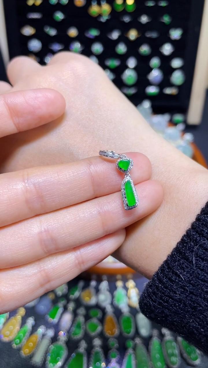 【闪购商品】翡翠颈饰18K金镶嵌万能扣高冰辣阳绿水滴吊坠