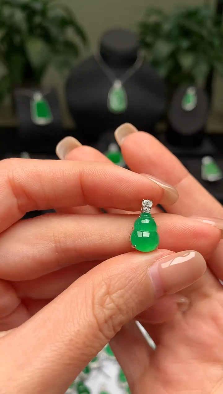 颈饰18K金镶嵌翡翠葫芦