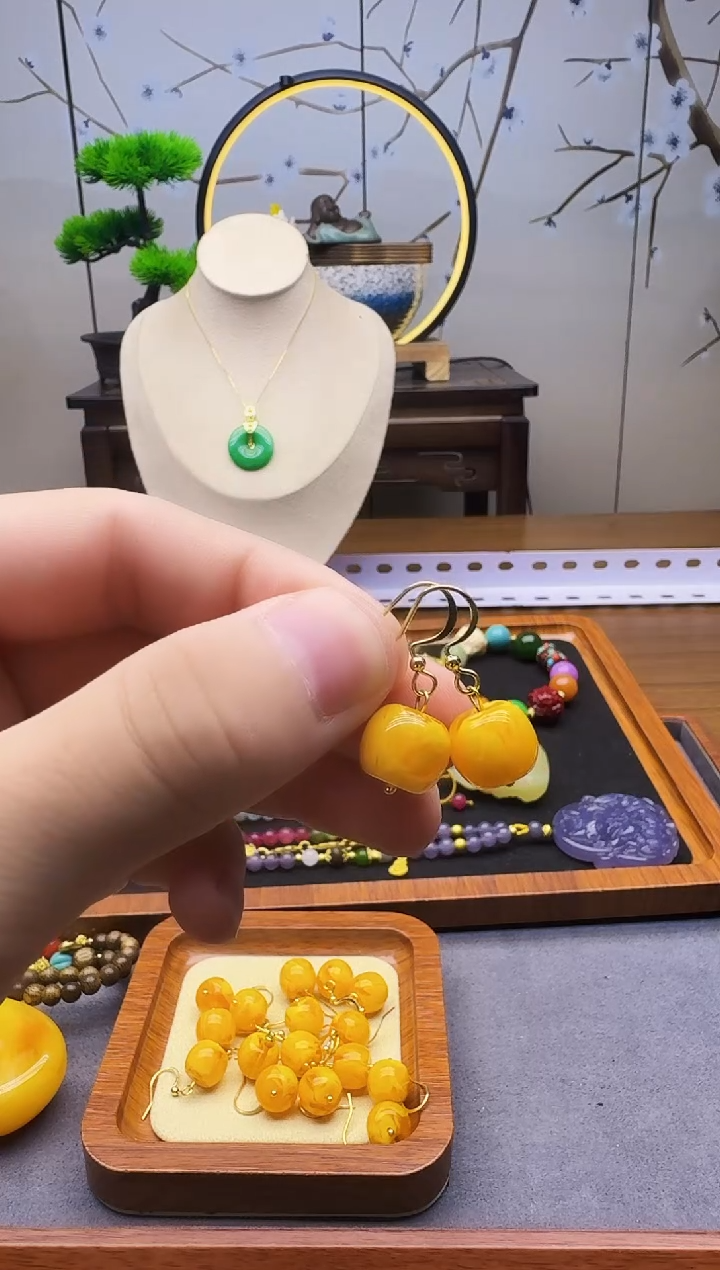 14K金镶嵌蜜蜡耳饰E01      