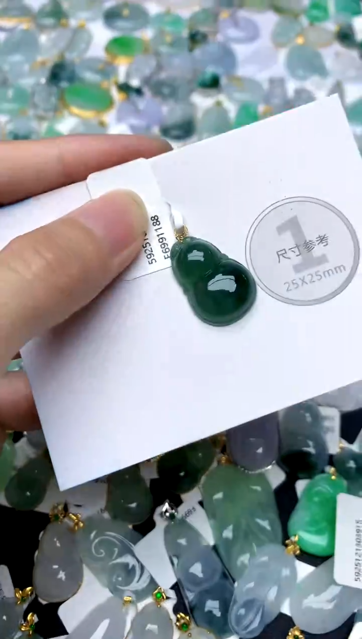 颈饰18K金镶嵌翡翠天然A货翡翠