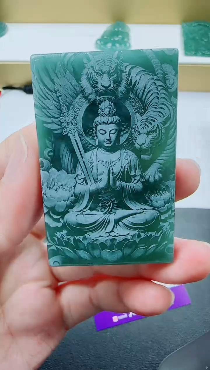翡翠未镶嵌颈饰虎本命佛