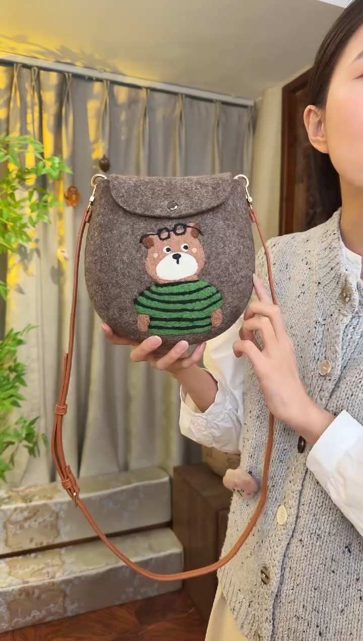 羊毛非遗羊毛毡包 蛋蛋包绿衣服小熊