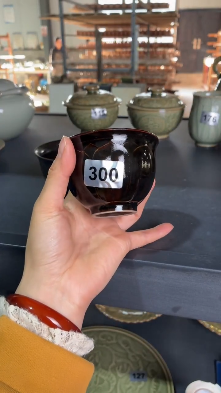 耀州窑仰山爱****。黑釉莲瓣杯微瑕300