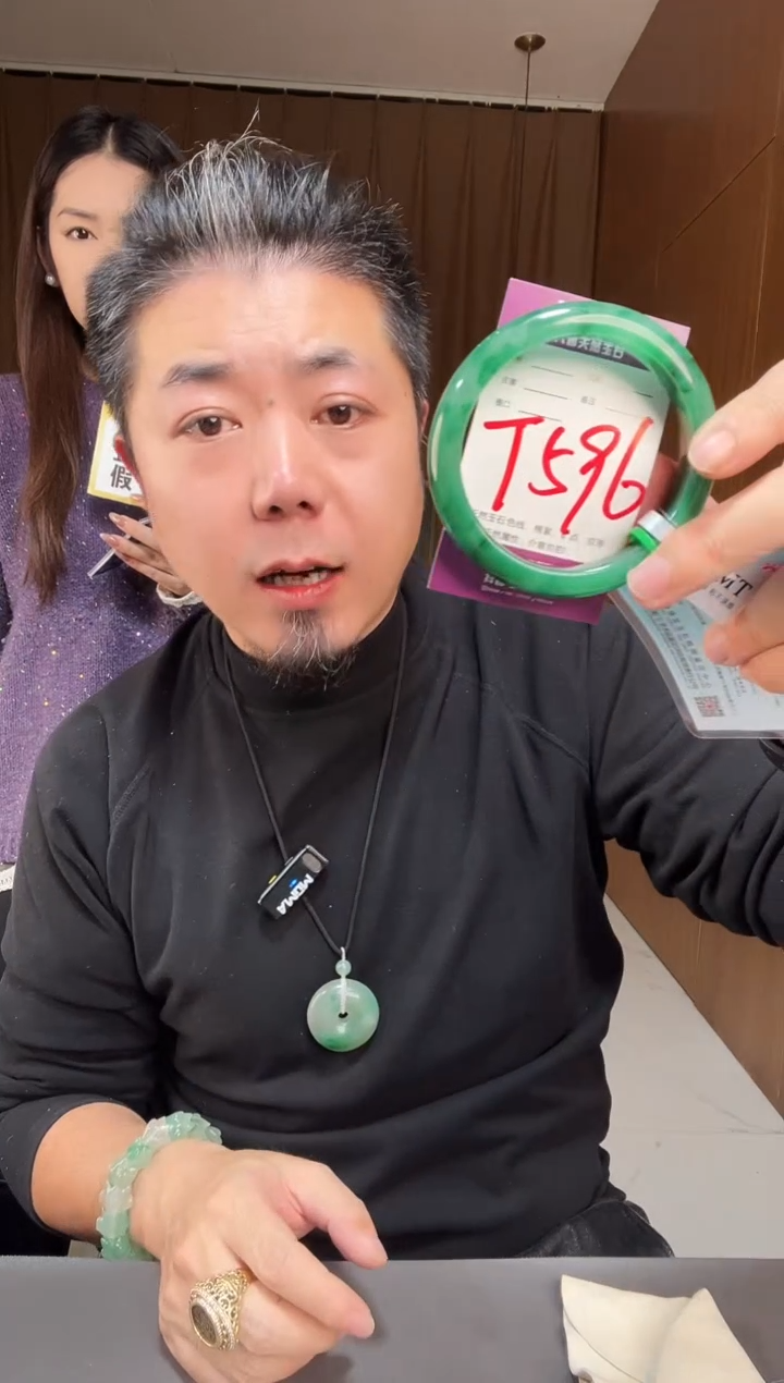 【闪购商品】石英质玉手镯未镶嵌非洲翠