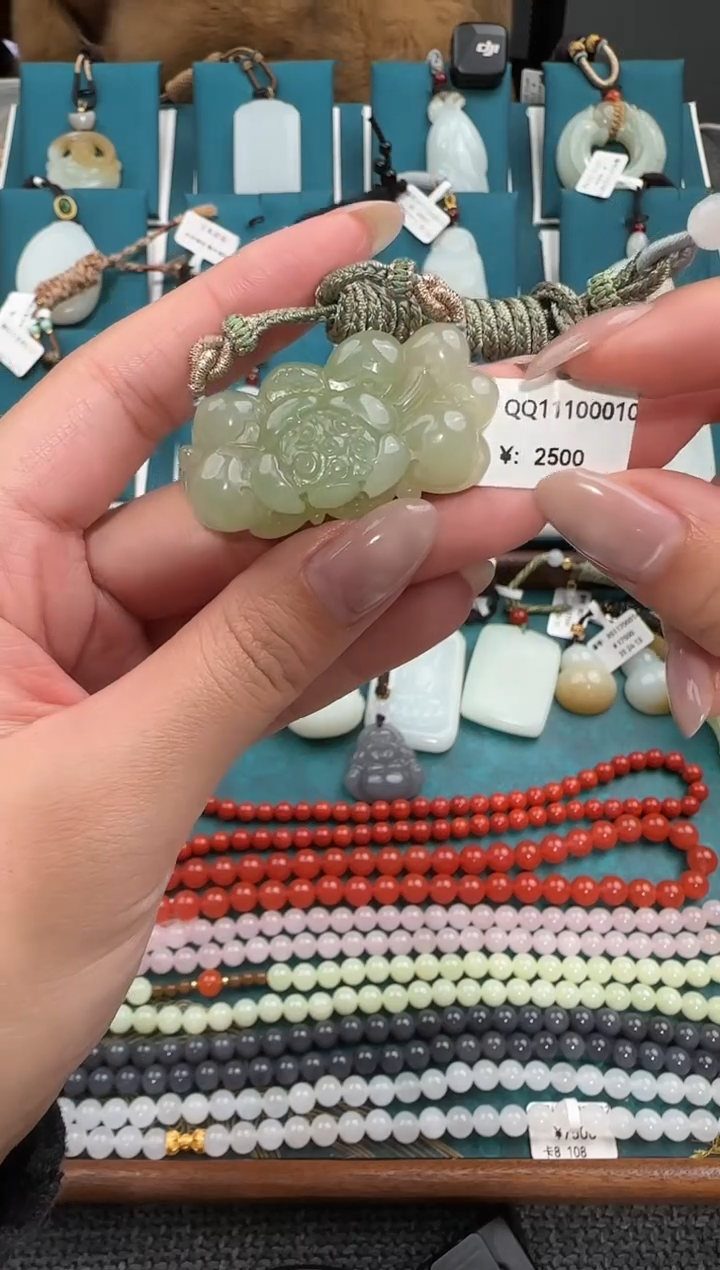 颈饰未镶嵌和田玉吊坠QQ