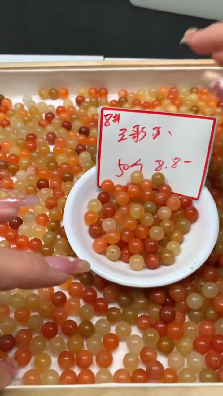 未镶嵌散珠石英质玉B410 三彩金丝玉8mm50颗8.8元