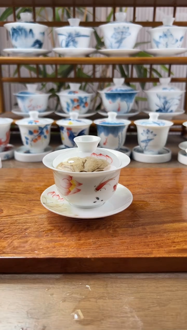 微瑕红鱼荷花130ml三才盖碗