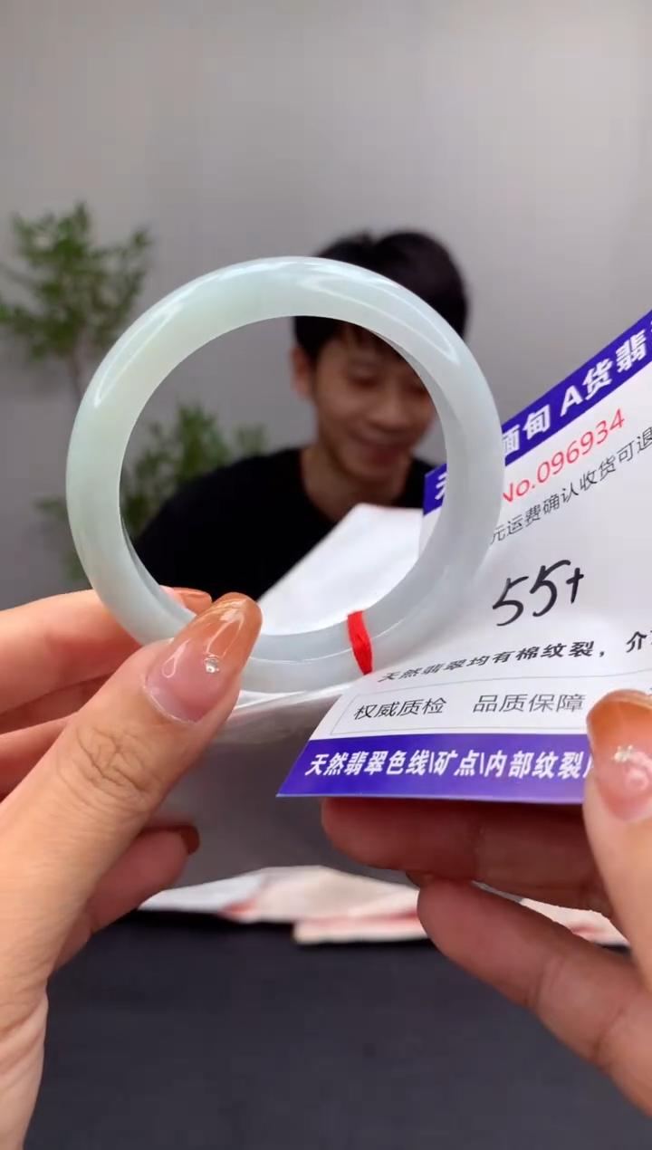 未镶嵌手镯翡翠有纹，完美者勿拍