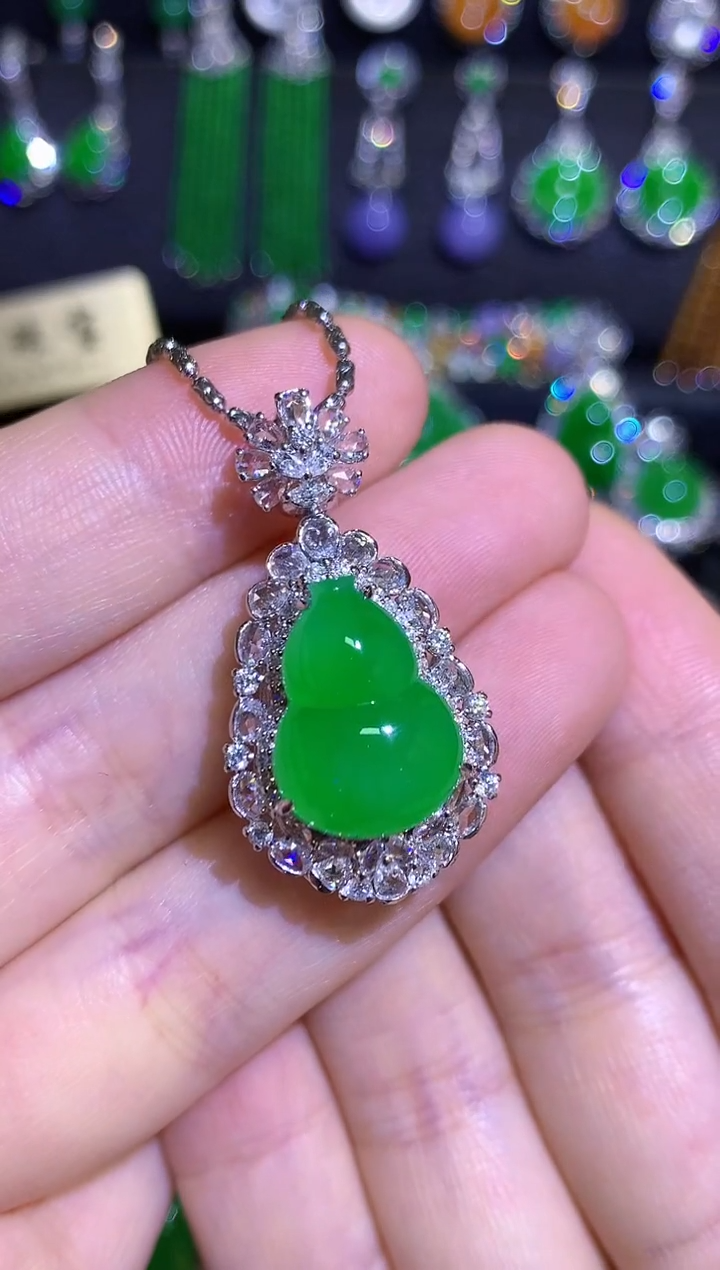 翡翠18K金镶嵌颈饰高冰满绿正阳绿葫芦