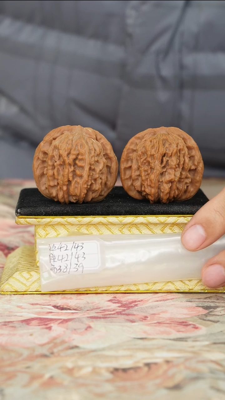 【闪购商品】文玩核桃把件一代楼