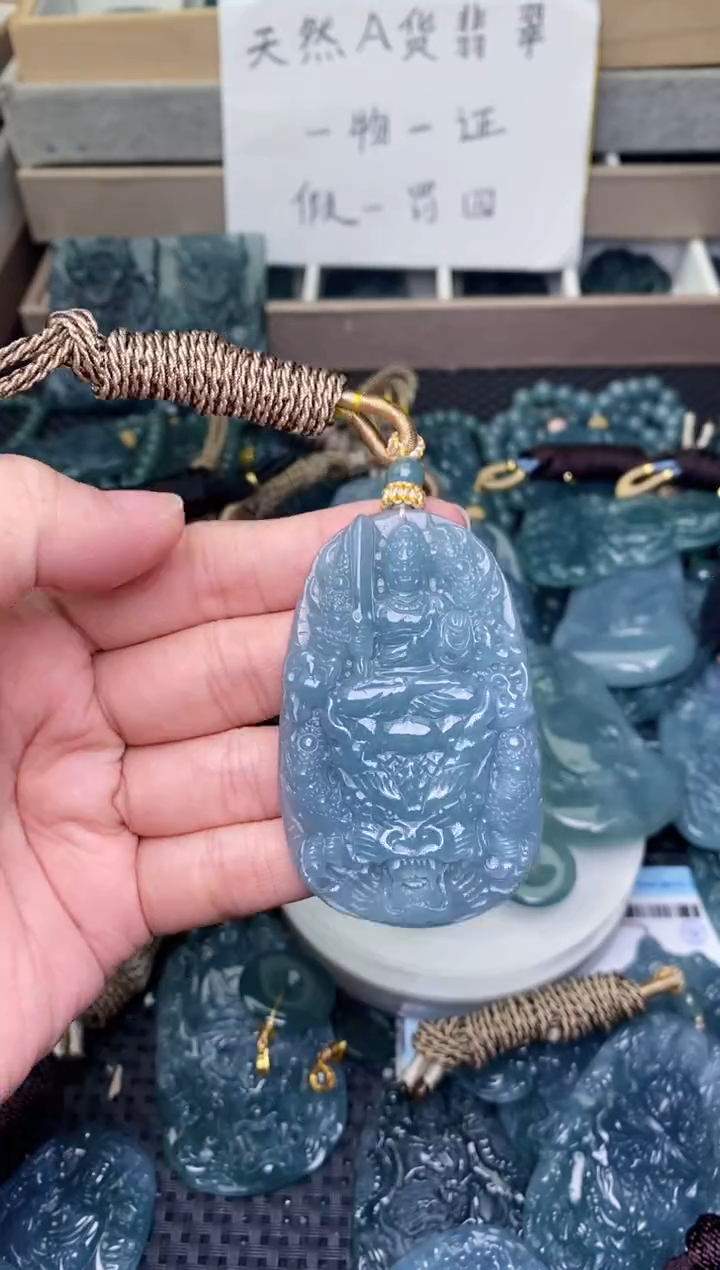 翡翠未镶嵌颈饰          