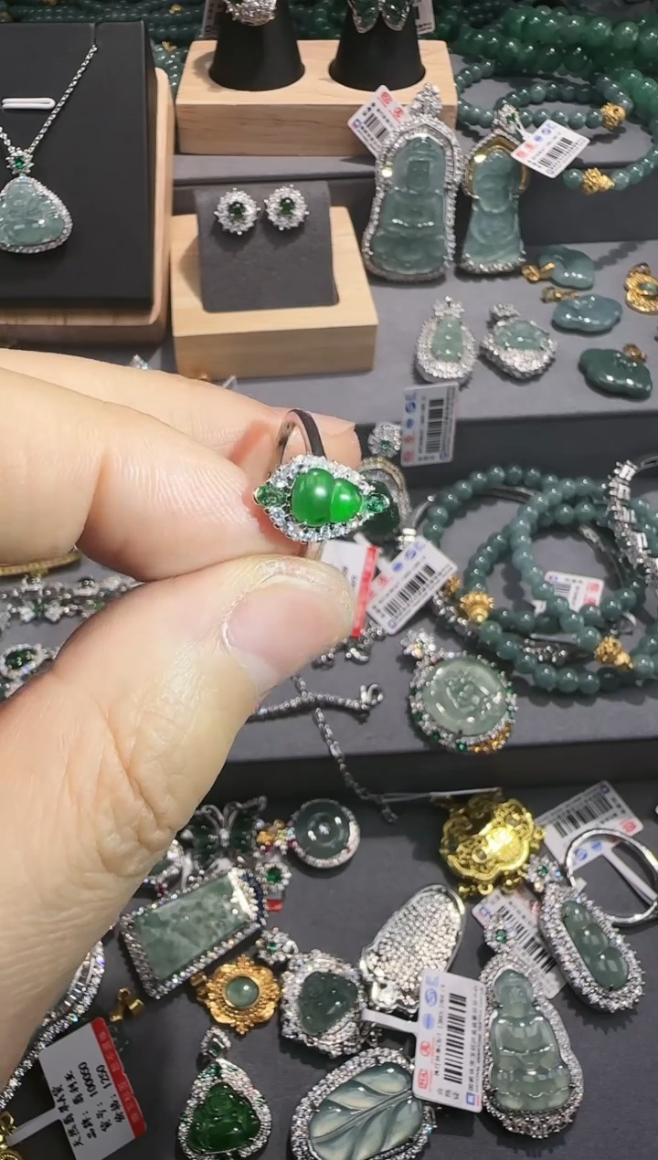 【闪购商品】翡翠吊坠(赠链)未镶嵌翡翠A货源头工厂带证书发