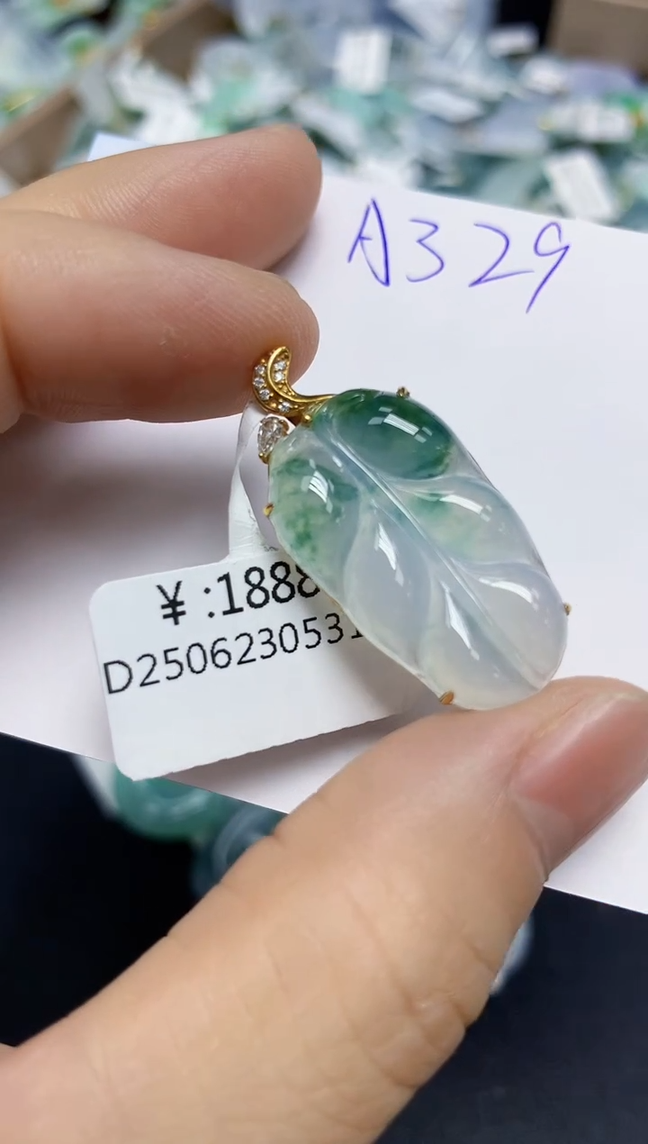颈饰18K金镶嵌翡翠天然缅甸翡翠A货翡翠百元以上9元证书费自理