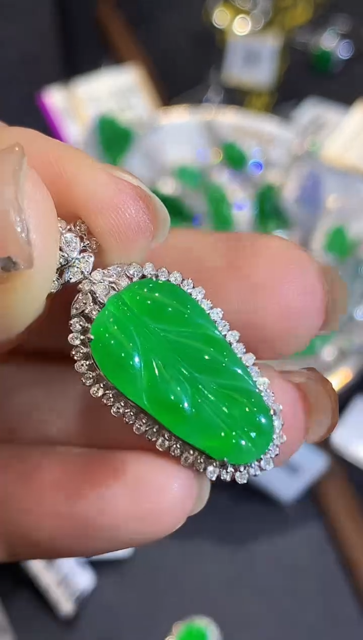 吊坠(不含链)18K金镶嵌翡翠多样性发其一