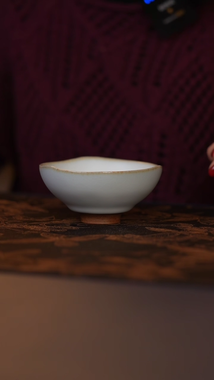 【闪购商品】冷香凝白绘釉三角碗