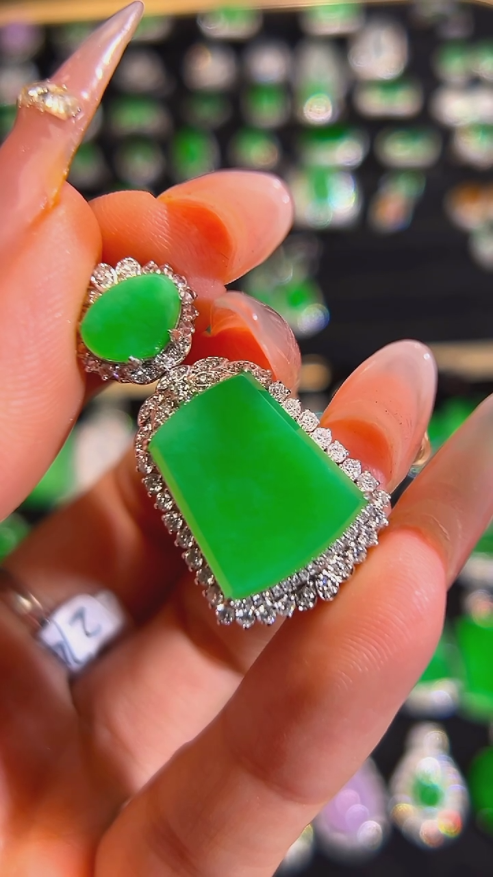 18K金镶嵌挂件翡翠吊坠