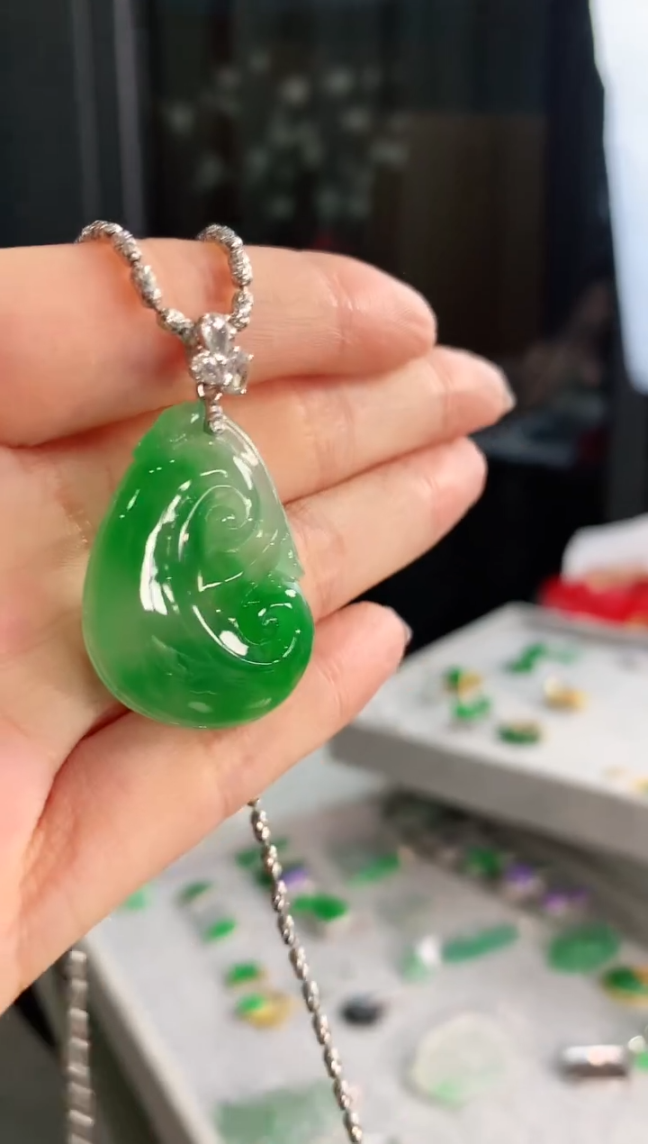 【闪购商品】翡翠颈饰18K金镶嵌吊坠