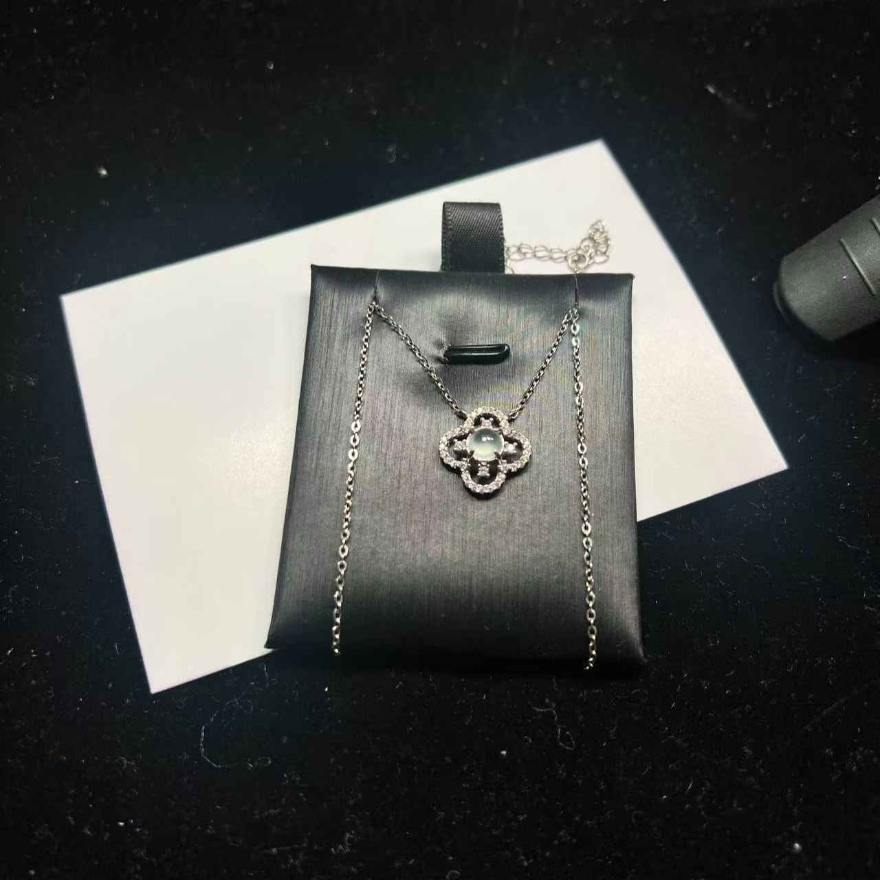 缅甸翡翠A货冰种四叶草蛋面吊坠