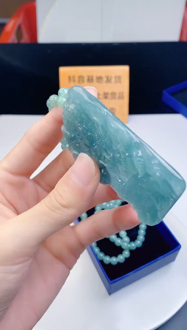 颈饰未镶嵌翡翠   