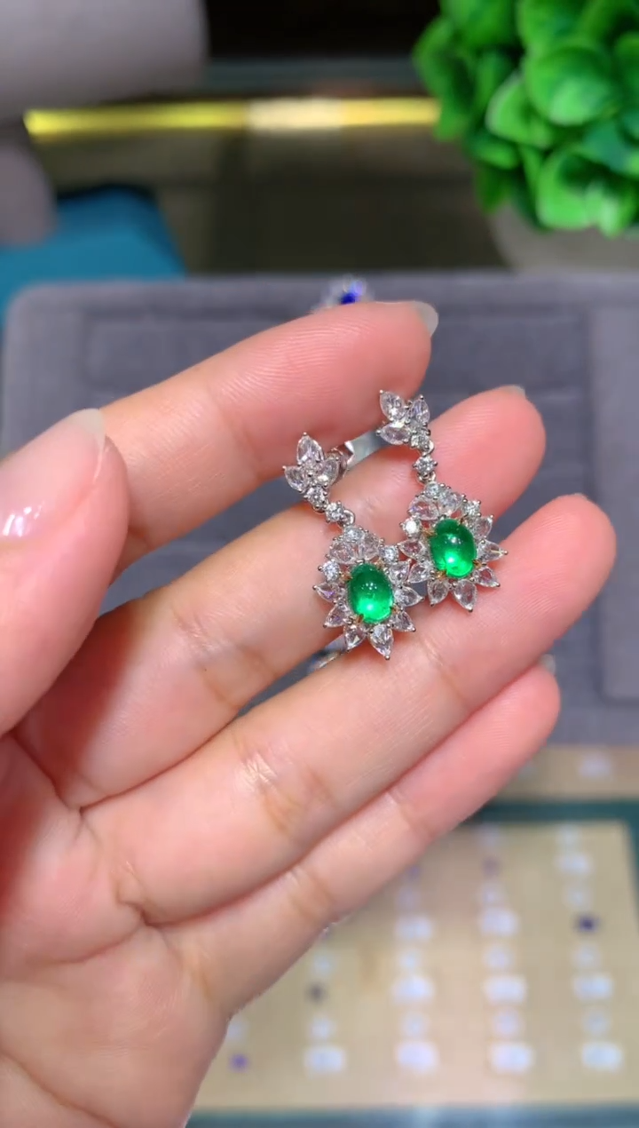 18K金镶嵌耳饰祖母绿1.02CT