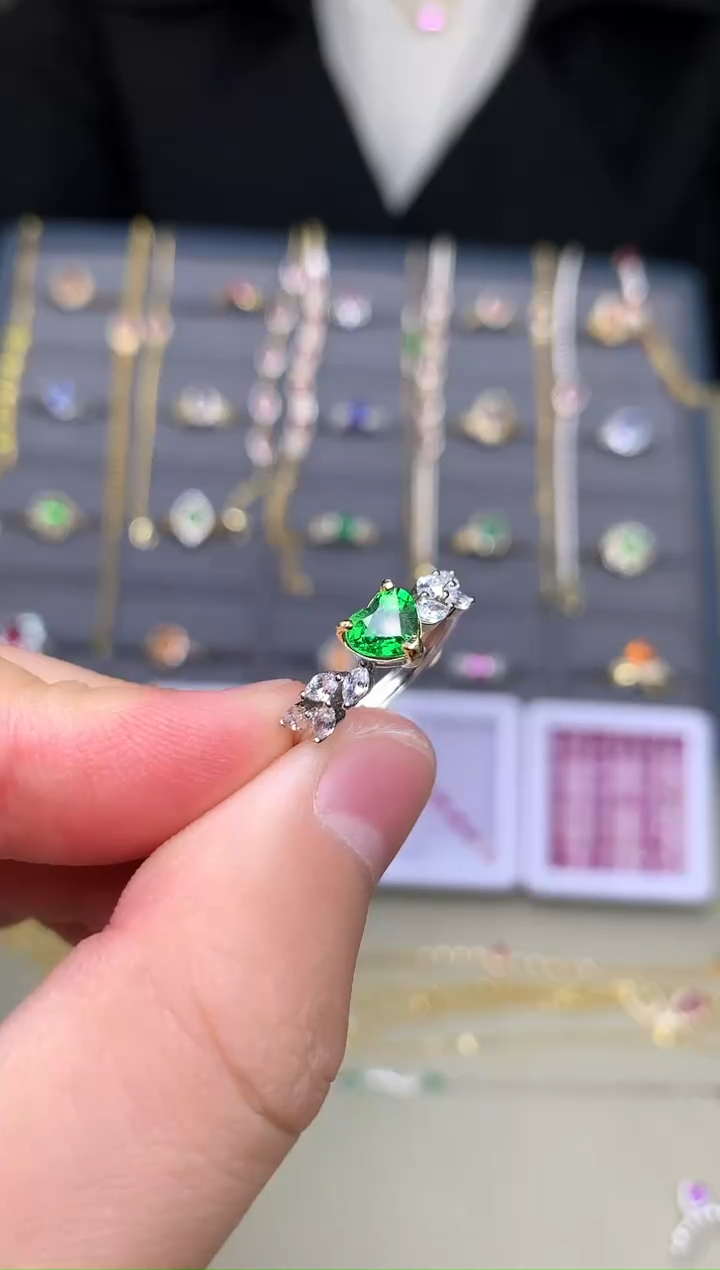 银S925镶嵌戒指石榴石（沙弗莱）戒指