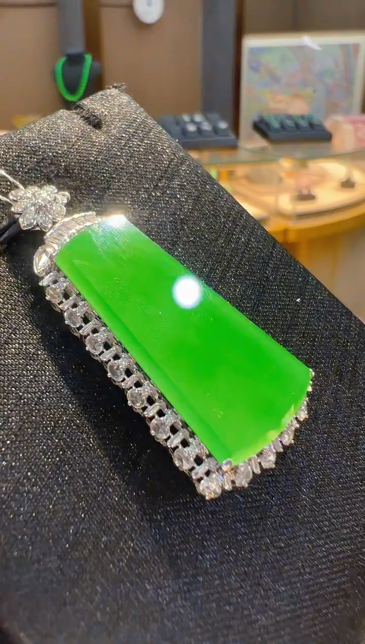 翡翠18K金镶嵌吊坠(不含链)         