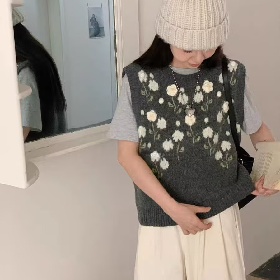 M3445 自带氛围感~韩式立体绣花针织马甲叠穿背心花朵上衣女