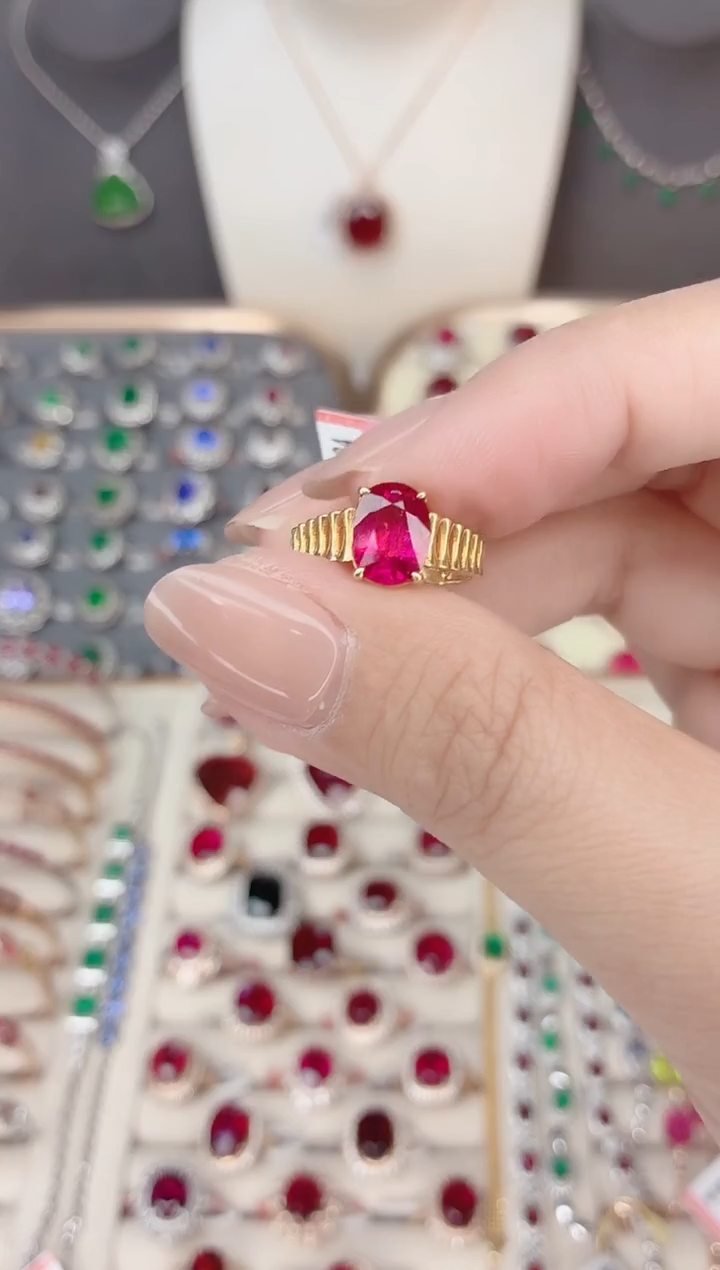 18K金镶嵌戒指红色碧玺-2.3ct卢比莱色