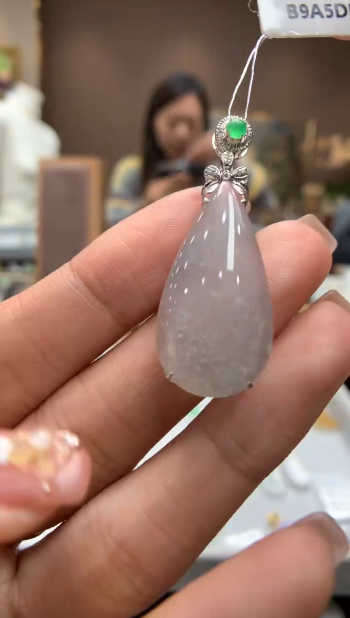 【闪购商品】翡翠颈饰18K金镶嵌水滴