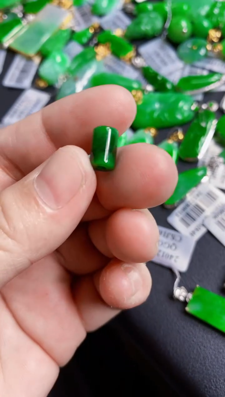 翡翠未镶嵌颈饰吊坠