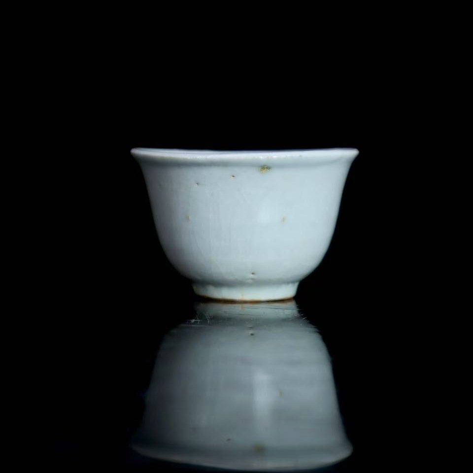 64: 明早期甜白釉铃铛杯