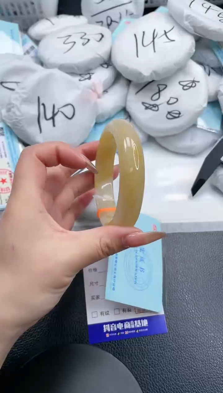 【闪购商品】石英质玉手镯未镶嵌6S115-60
