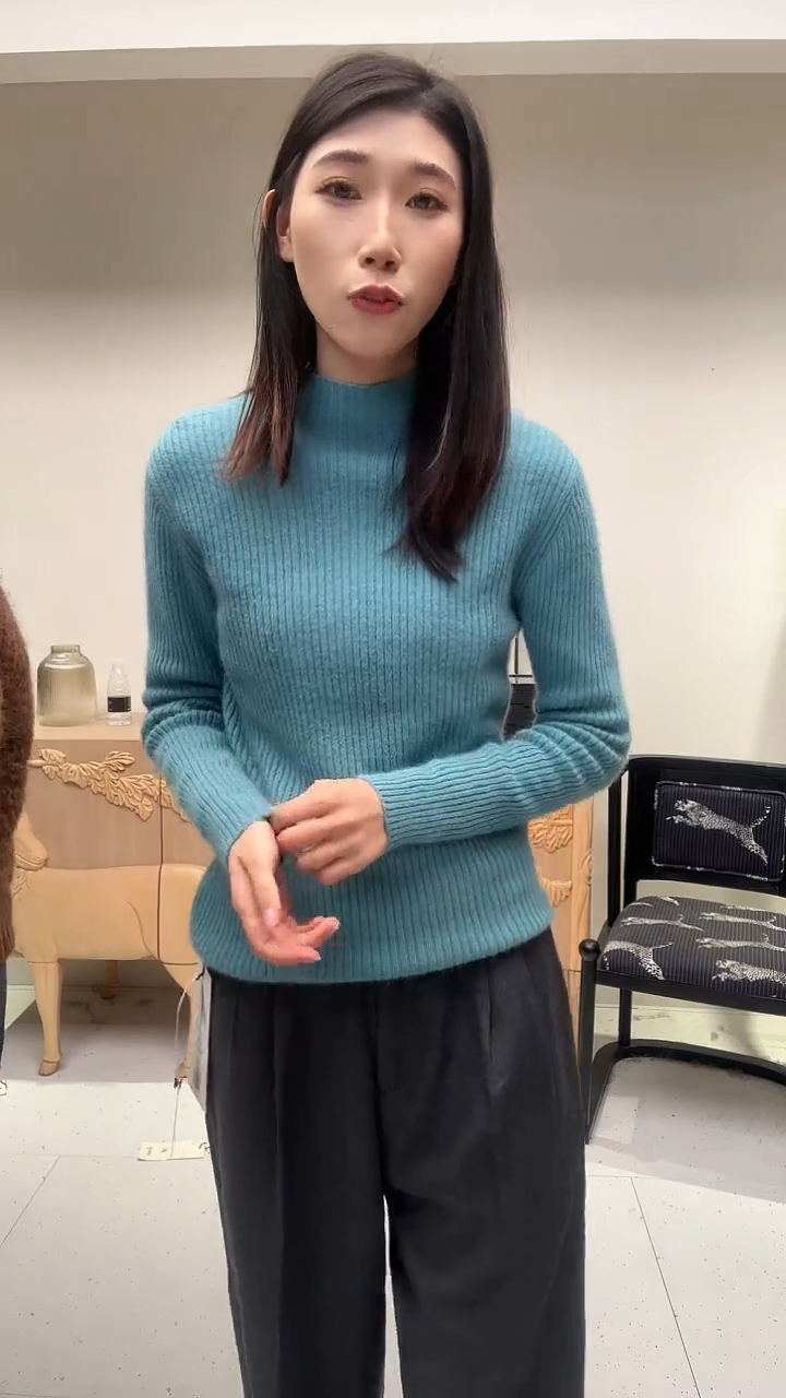 天空蓝竖纹羊毛毛衣