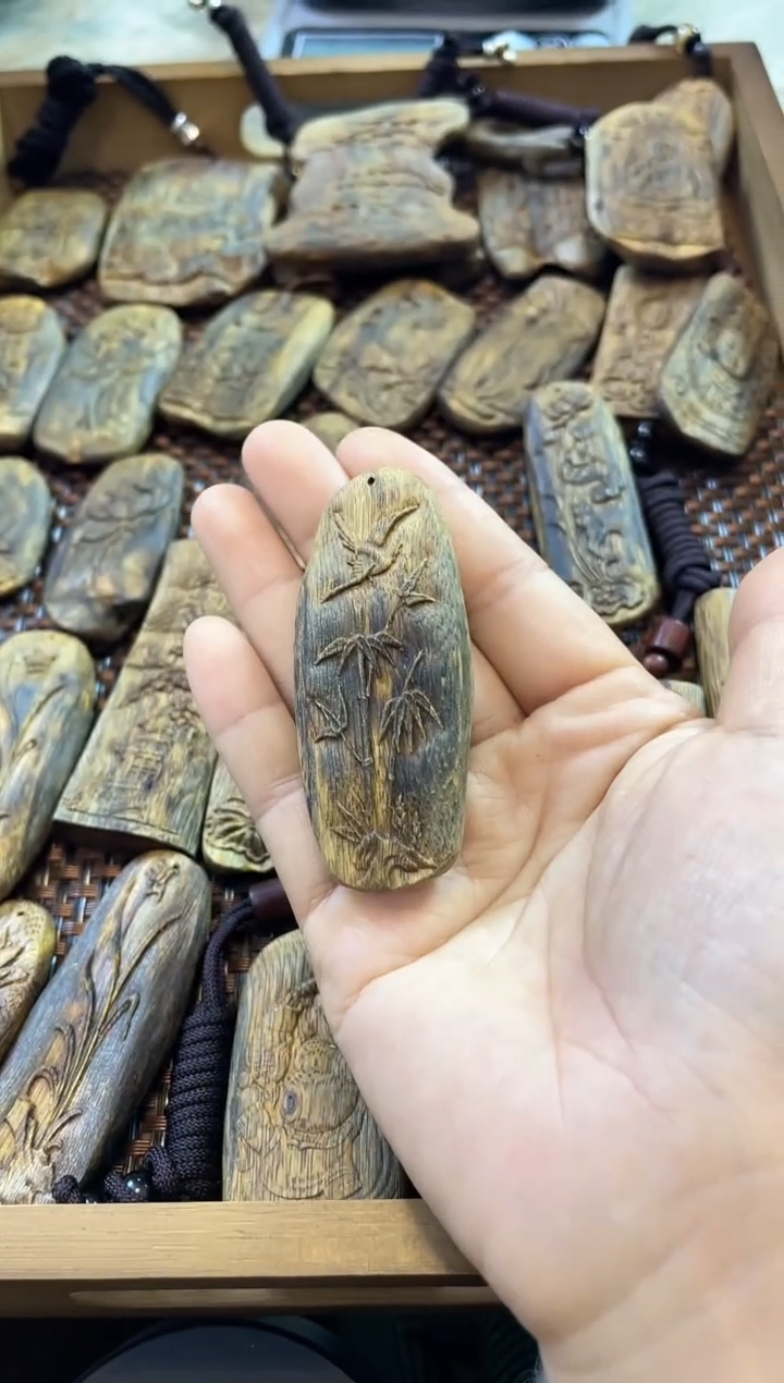 沉香吊坠奇楠沉香竹子飞鸟雕刻牌吊坠