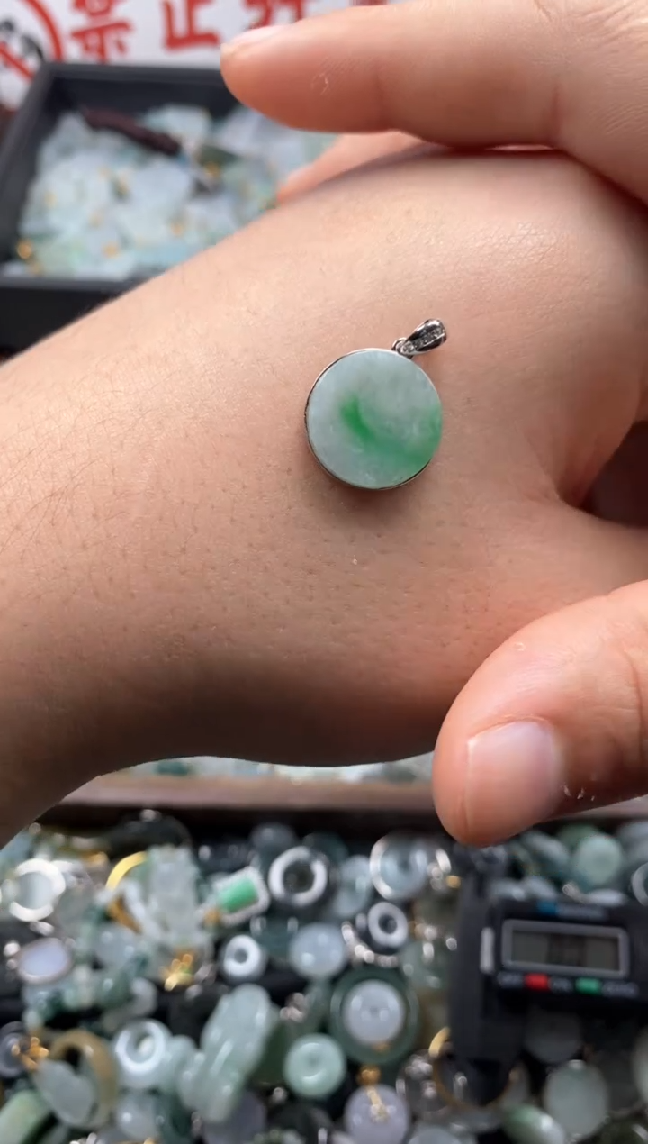 【闪购商品】翡翠颈饰未镶嵌哥哥