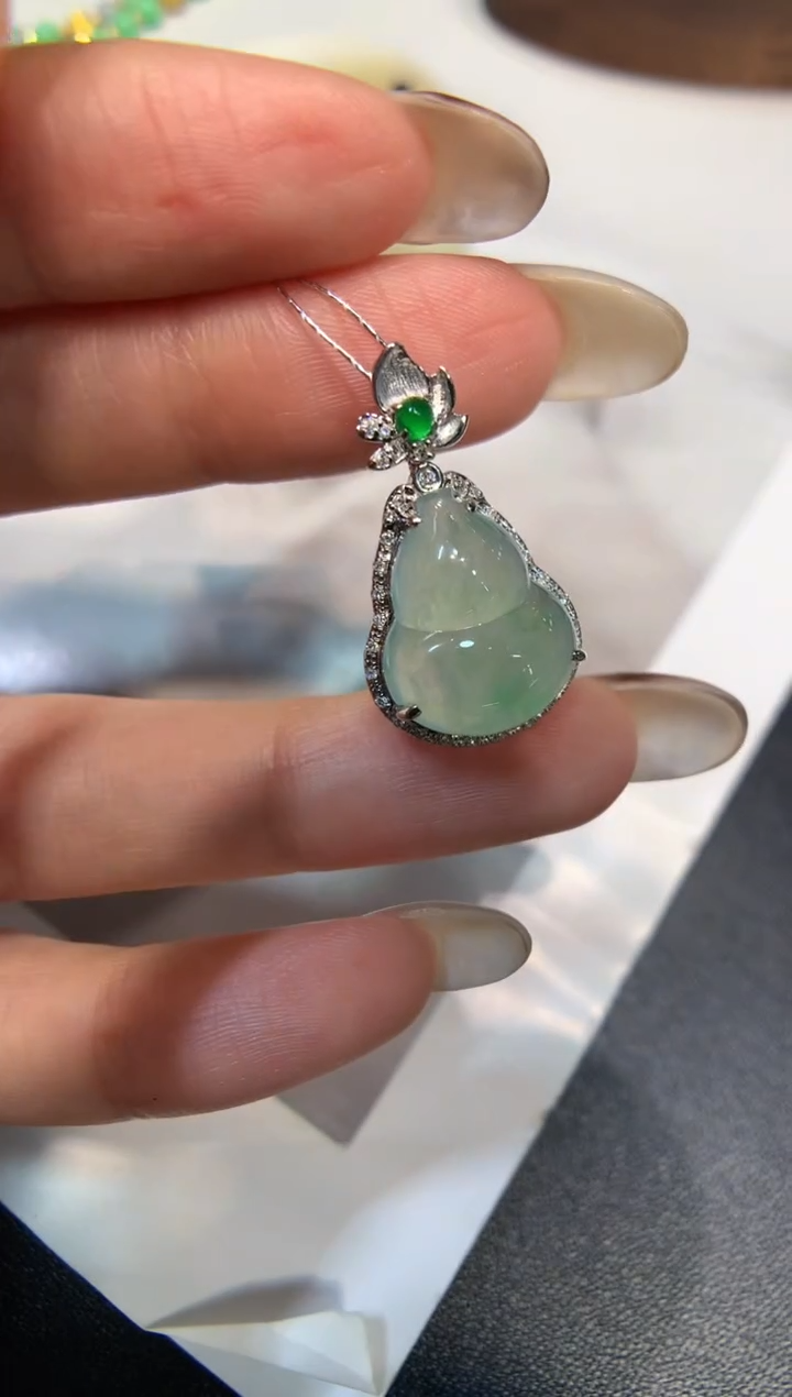 颈饰18K金镶嵌翡翠葫芦