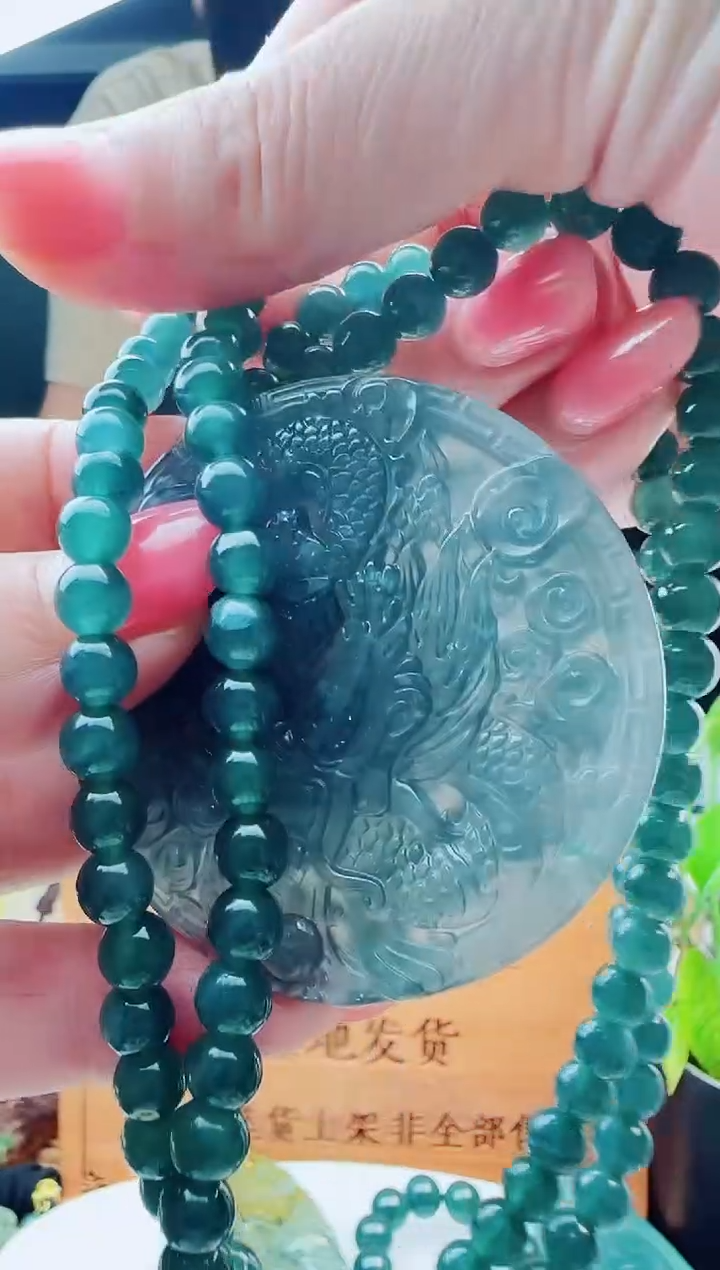 翡翠未镶嵌颈饰多样性发货其中一件