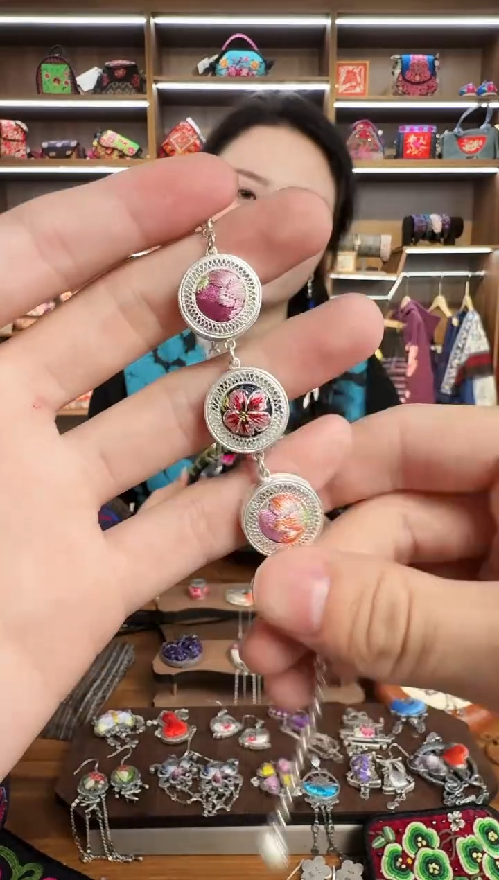 【闪购商品】织绣157蒙阿苏苗绣传承