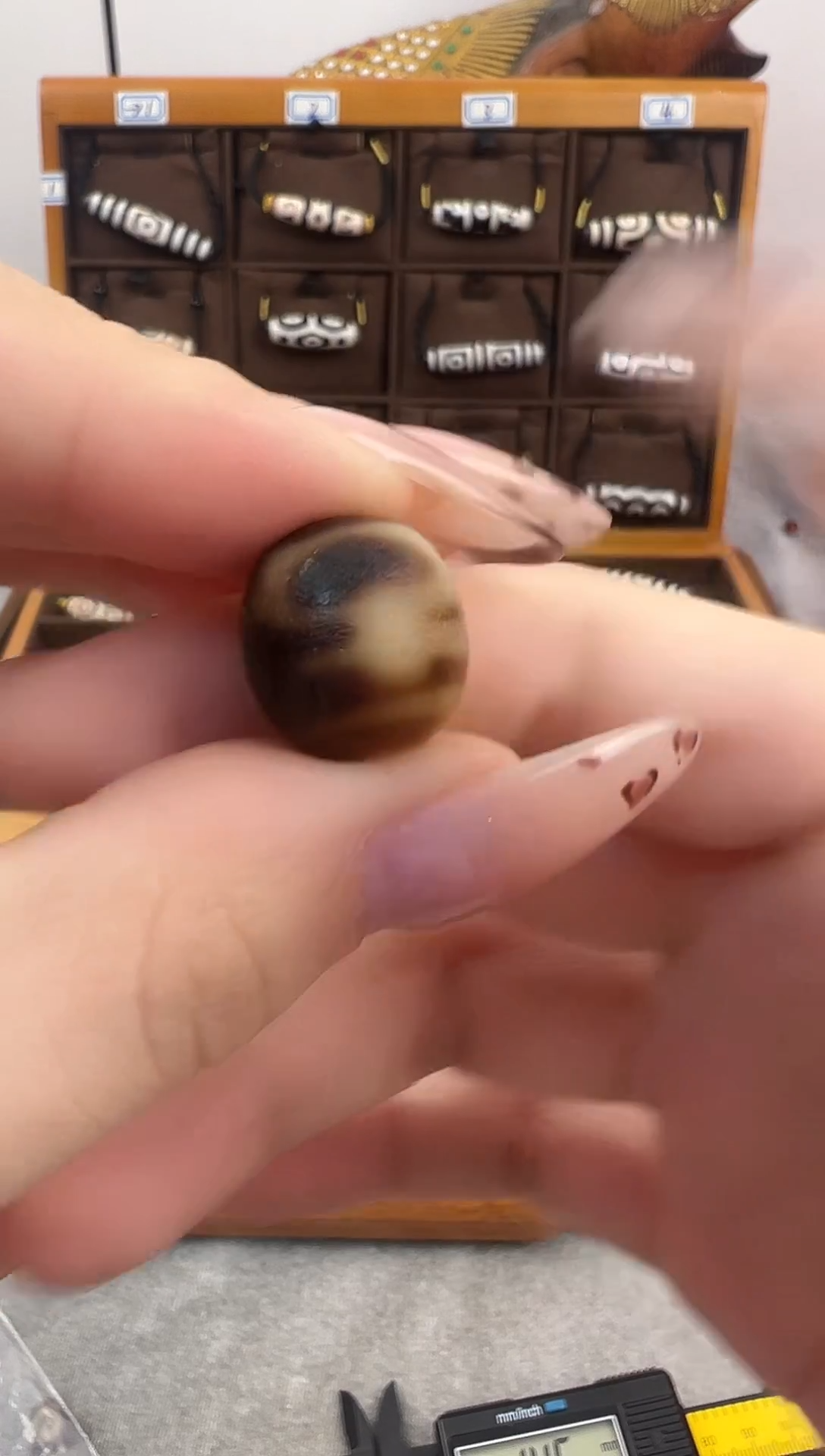 玛瑙/玉髓（覆膜）颈饰未镶嵌没***琴70.（微瑕）