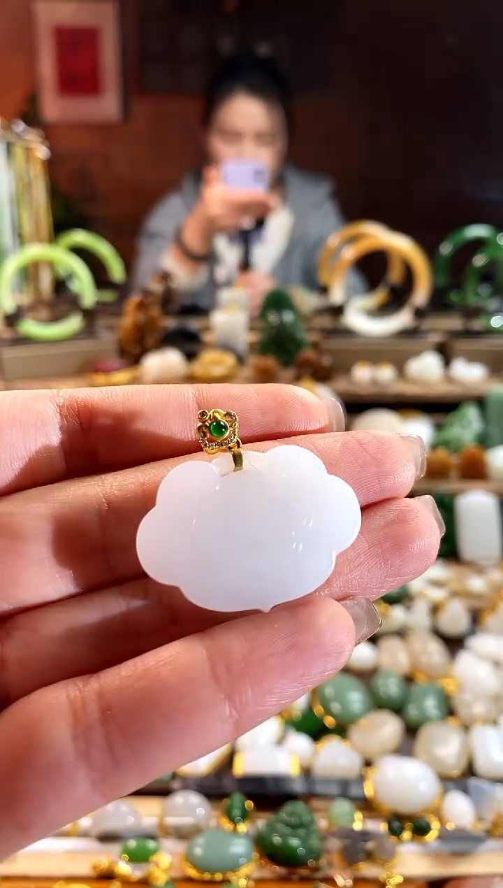 【闪购商品】和田玉吊坠18K金镶嵌。